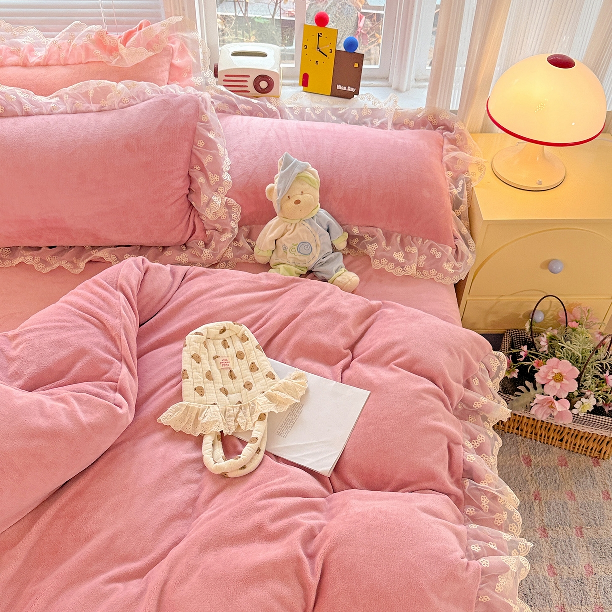 91家纺网 家纺一手货源 找家纺 鑫利来家纺 2025新款法式蕾丝花边牛奶绒四件套韩版花边加厚牛奶绒四件套 倾城-豆沙