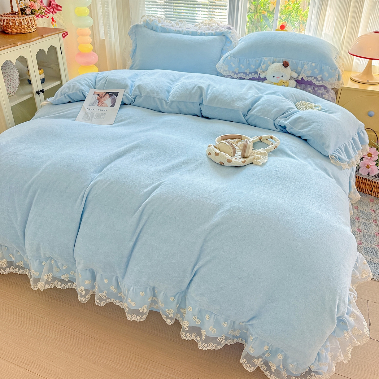 91家纺网 家纺一手货源 找家纺 鑫利来家纺 2025新款法式蕾丝花边牛奶绒四件套韩版花边加厚牛奶绒四件套 倾城-天蓝