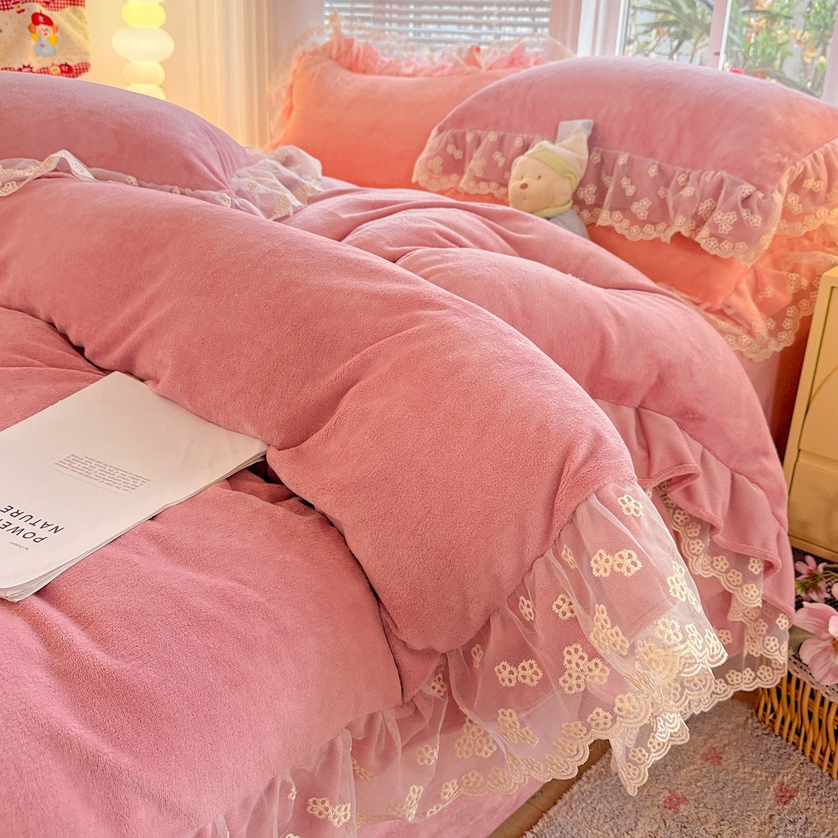 91家纺网 家纺一手货源 找家纺 鑫利来家纺 2025新款法式蕾丝花边牛奶绒四件套韩版花边加厚牛奶绒四件套 倾城-豆沙