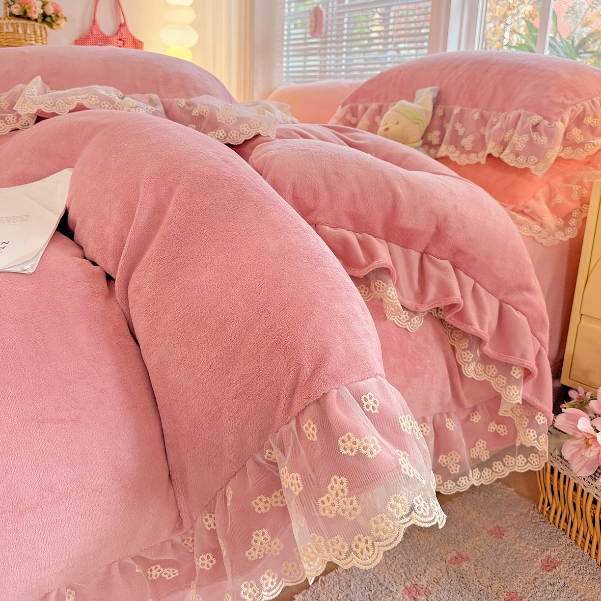 91家纺网 家纺一手货源 找家纺 鑫利来家纺 2025新款法式蕾丝花边牛奶绒四件套韩版花边加厚牛奶绒四件套 倾城-豆沙