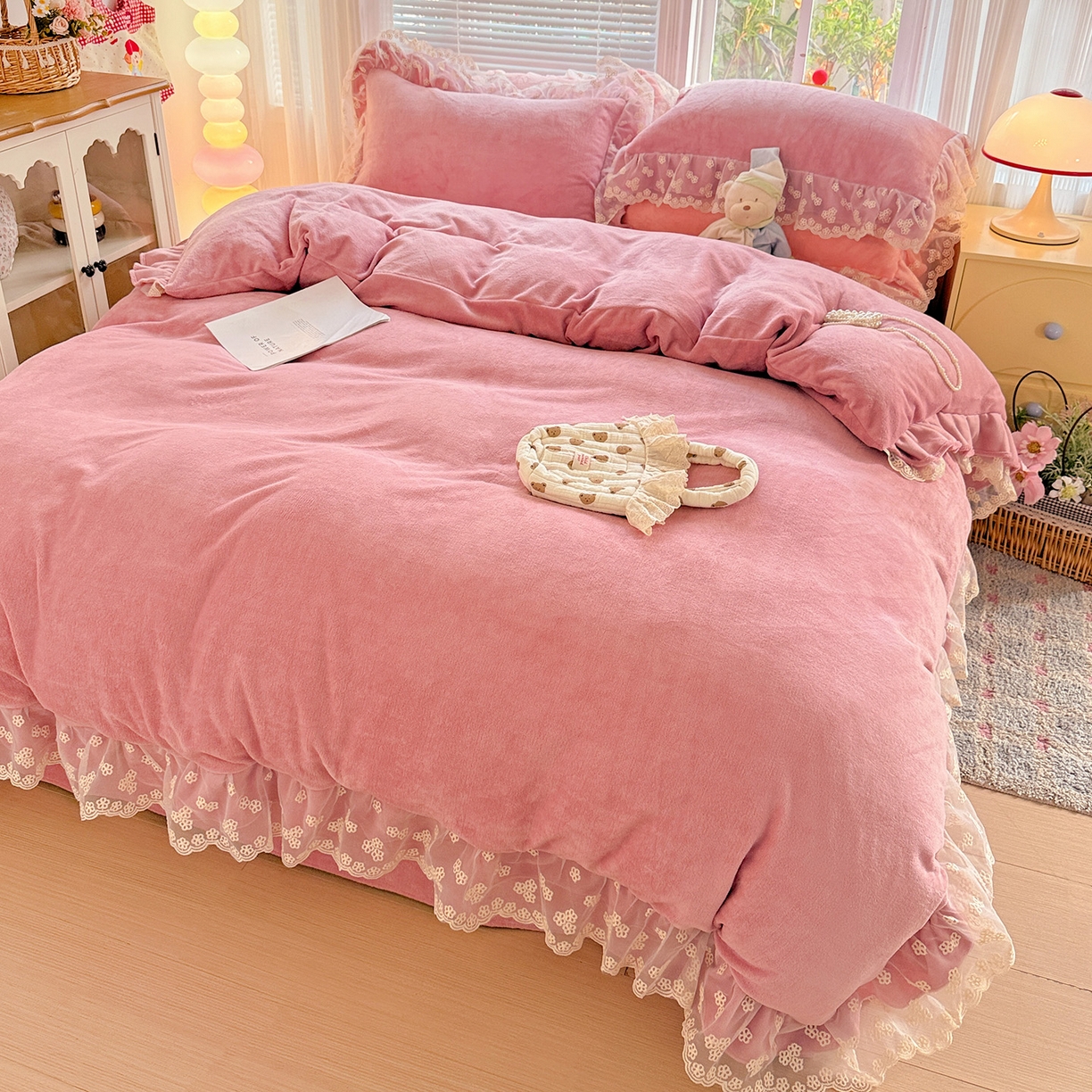 91家纺网 家纺一手货源 找家纺 鑫利来家纺 2025新款法式蕾丝花边牛奶绒四件套韩版花边加厚牛奶绒四件套 倾城-豆沙