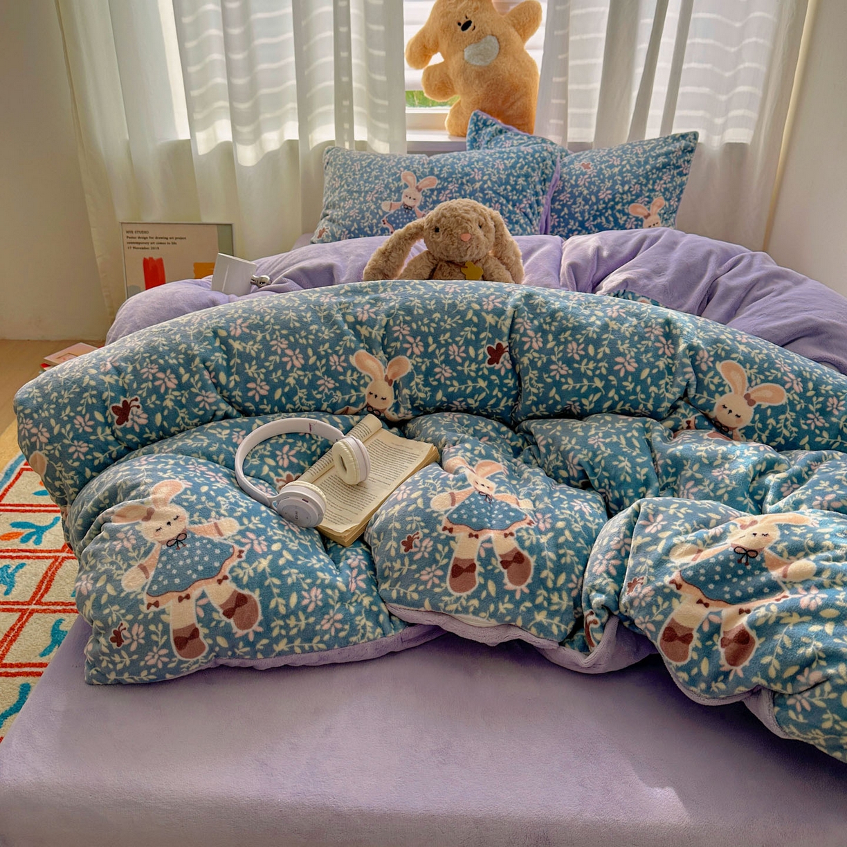 91家纺网 家纺一手货源 找家纺 繁花家居 2025新款小清新180克跑量款牛奶绒三件套四件套 兔兔女孩