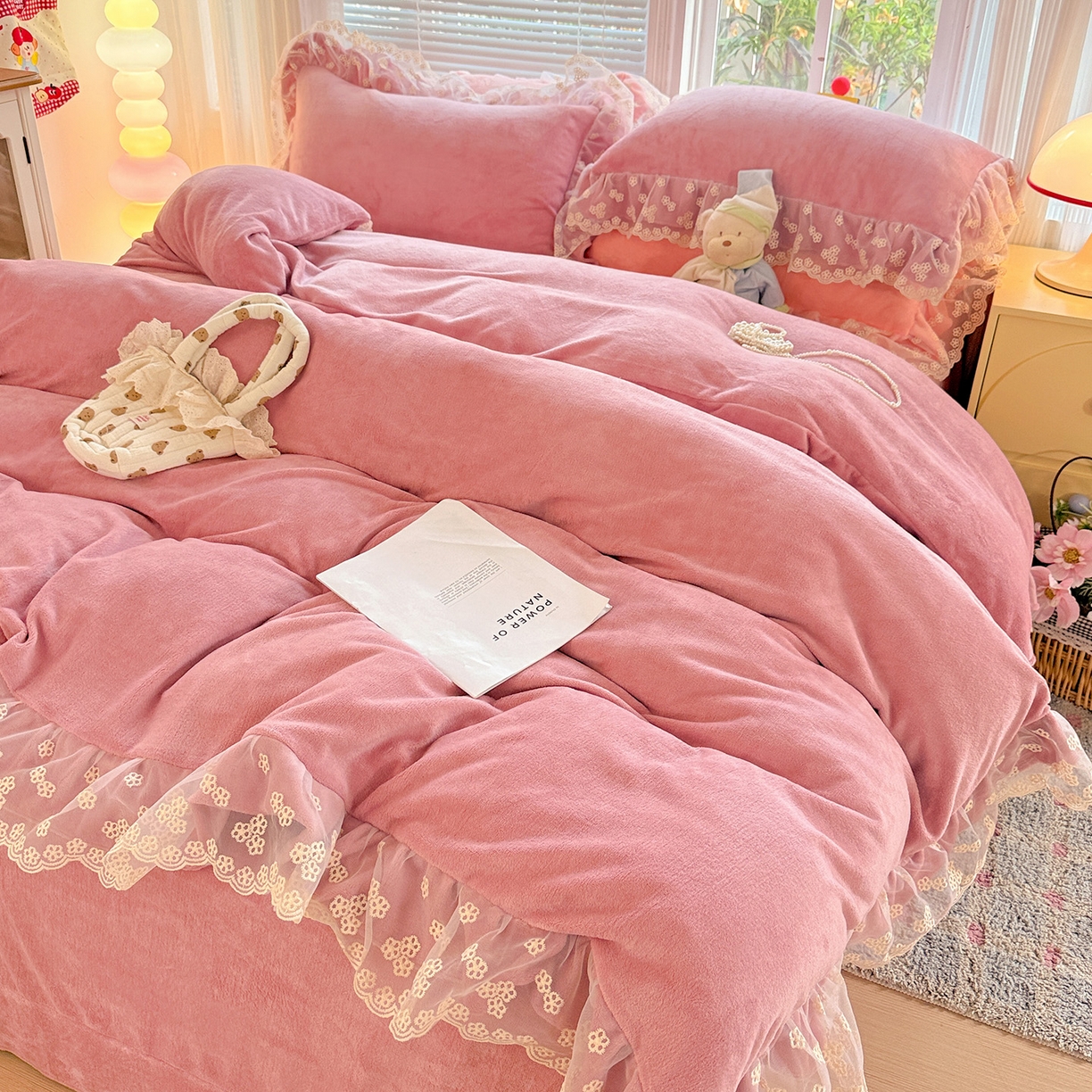 91家纺网 家纺一手货源 找家纺 鑫利来家纺 2025新款法式蕾丝花边牛奶绒四件套韩版花边加厚牛奶绒四件套 倾城-豆沙