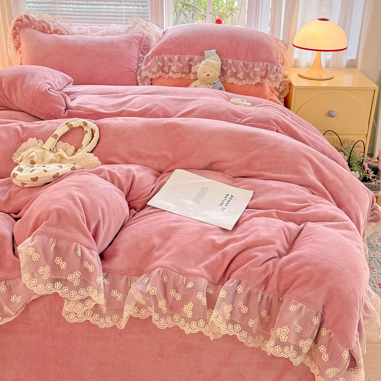 91家纺网 家纺一手货源 找家纺 鑫利来家纺 2025新款法式蕾丝花边牛奶绒四件套韩版花边加厚牛奶绒四件套 倾城-豆沙