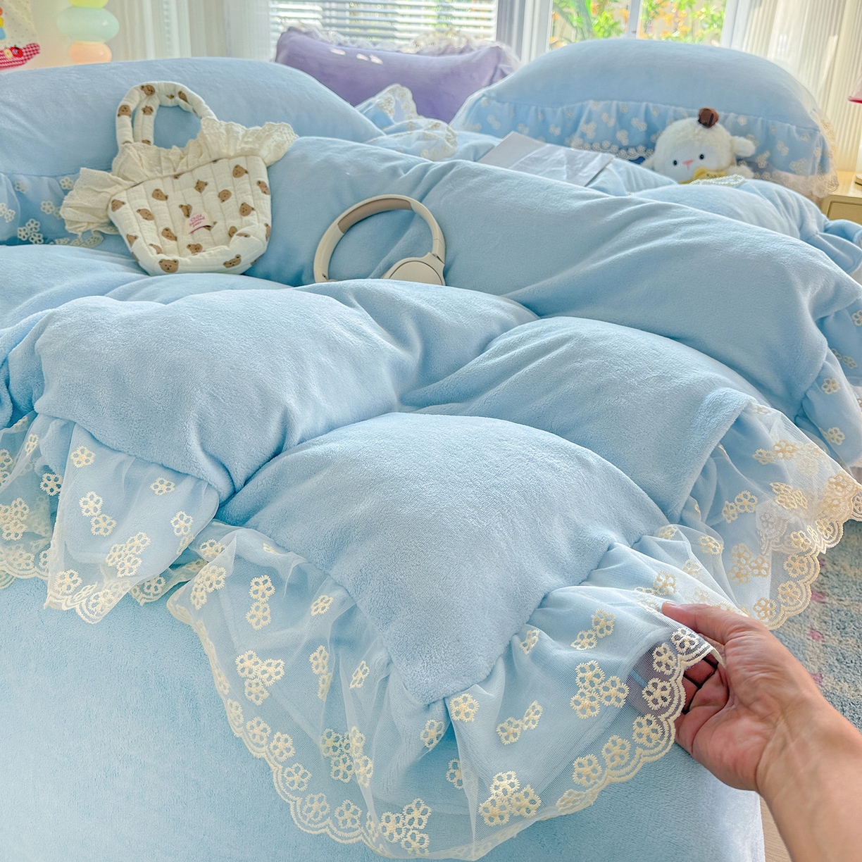 91家纺网 家纺一手货源 找家纺 鑫利来家纺 2025新款法式蕾丝花边牛奶绒四件套韩版花边加厚牛奶绒四件套 倾城-天蓝