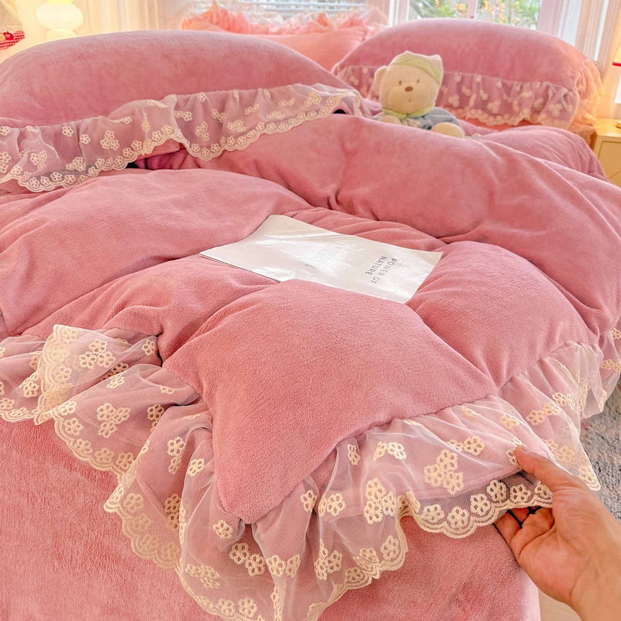 91家纺网 家纺一手货源 找家纺 鑫利来家纺 2025新款法式蕾丝花边牛奶绒四件套韩版花边加厚牛奶绒四件套 倾城-豆沙