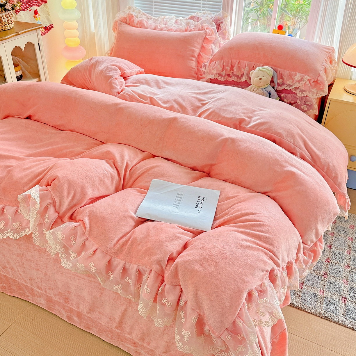 91家纺网 家纺一手货源 找家纺 鑫利来家纺 2025新款法式蕾丝花边牛奶绒四件套韩版花边加厚牛奶绒四件套 倾城-少女粉