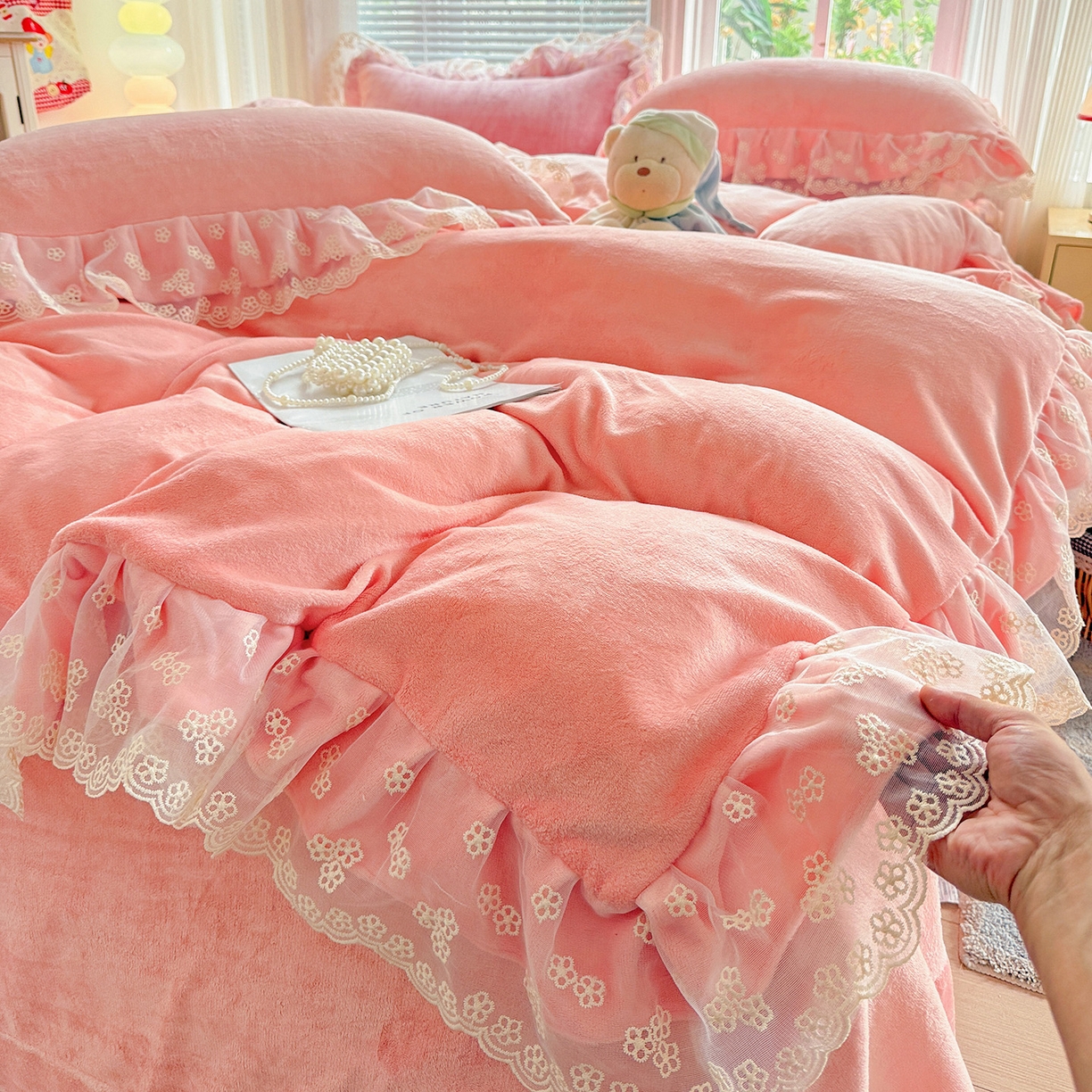 91家纺网 家纺一手货源 找家纺 鑫利来家纺 2025新款法式蕾丝花边牛奶绒四件套韩版花边加厚牛奶绒四件套 倾城-少女粉