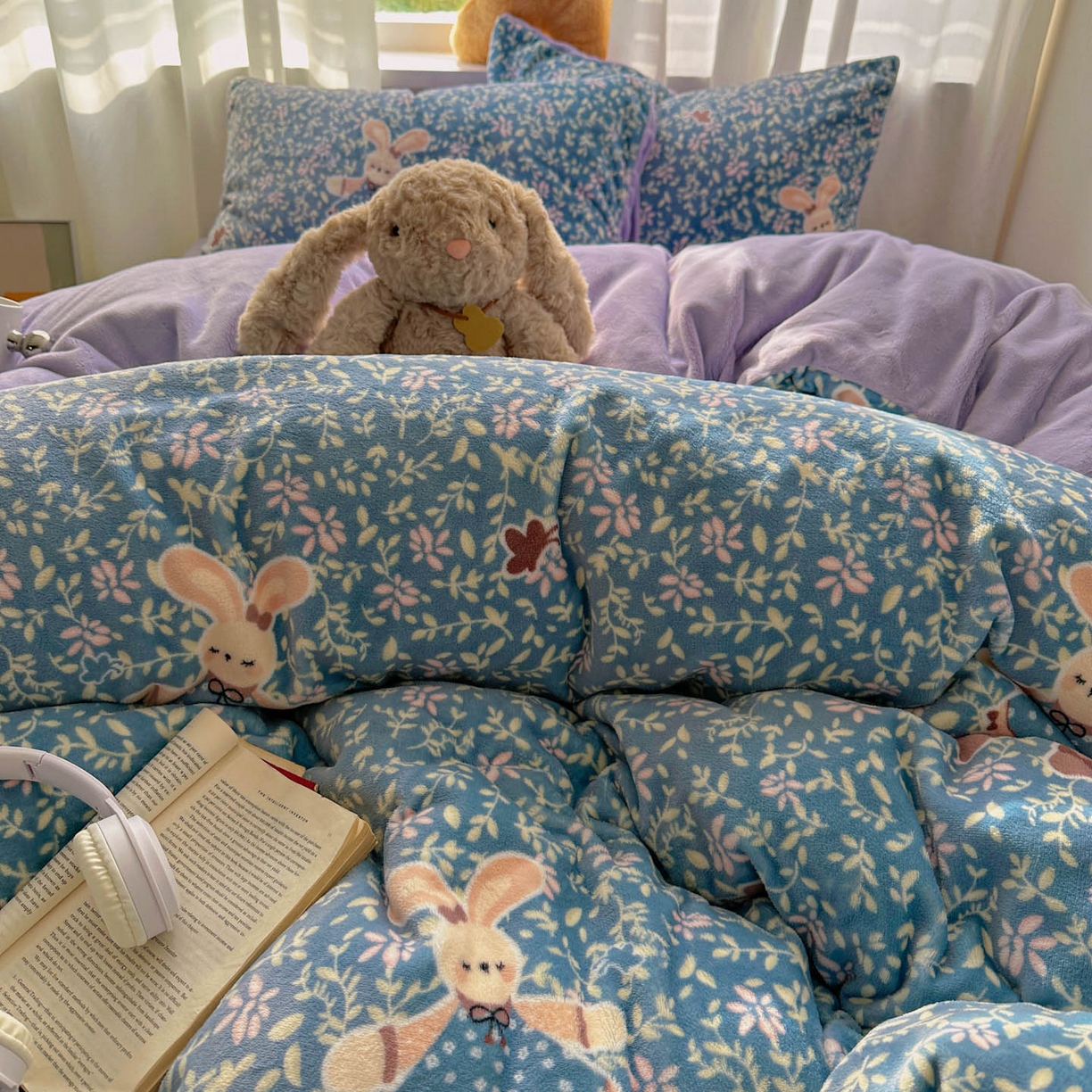 91家纺网 家纺一手货源 找家纺 繁花家居 2025新款小清新180克跑量款牛奶绒三件套四件套 兔兔女孩