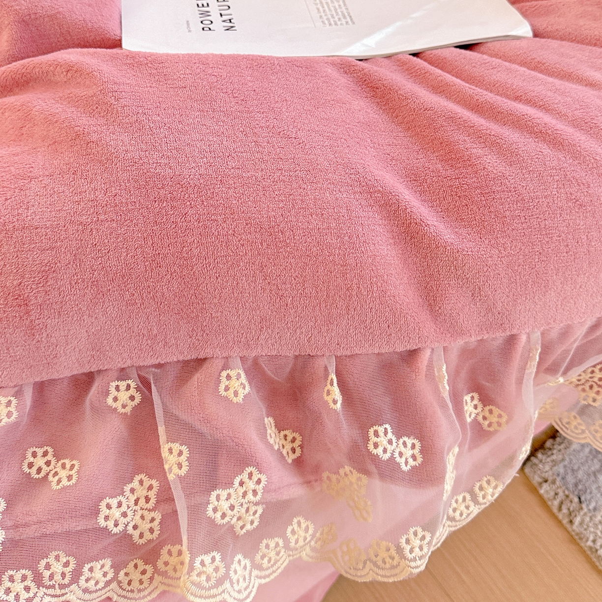 91家纺网 家纺一手货源 找家纺 鑫利来家纺 2025新款法式蕾丝花边牛奶绒四件套韩版花边加厚牛奶绒四件套 倾城-豆沙