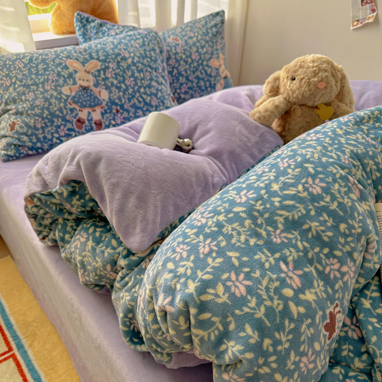 91家纺网 家纺一手货源 找家纺 繁花家居 2025新款小清新180克跑量款牛奶绒三件套四件套 兔兔女孩