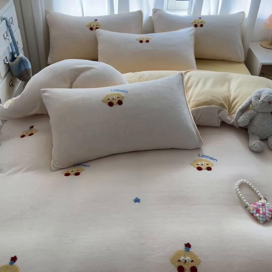 91家纺网 家纺一手货源 找家纺 （总）丽涵家纺 2025秋冬新品210克牛奶绒毛巾绣四件套卡通绣花学生床笠三件套