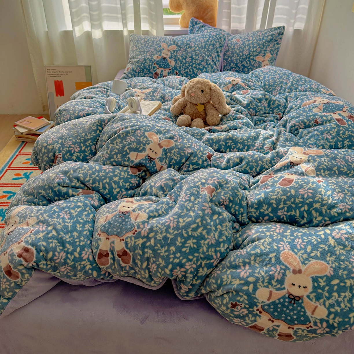 91家纺网 家纺一手货源 找家纺 繁花家居 2025新款小清新180克跑量款牛奶绒三件套四件套 兔兔女孩