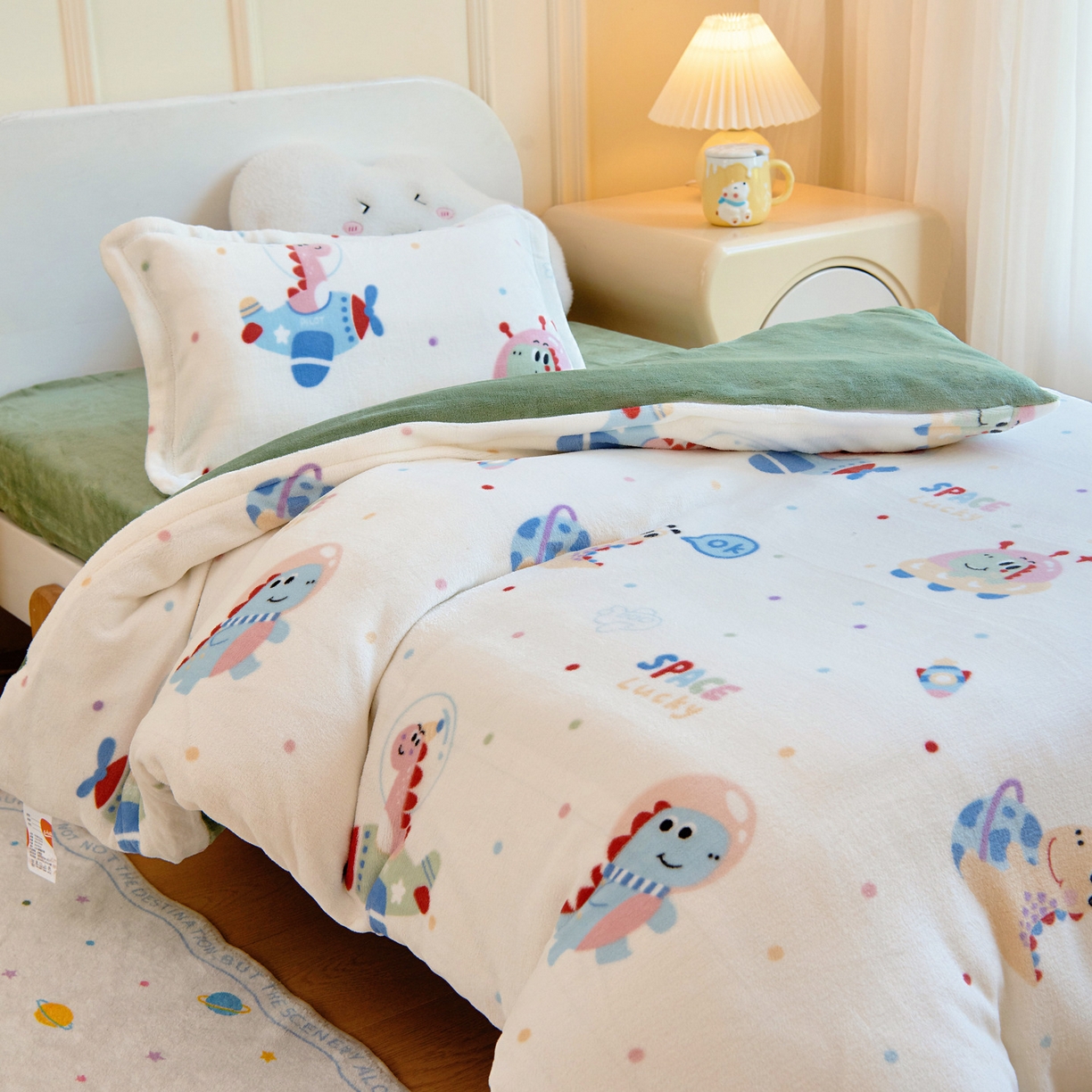 91家纺网 家纺一手货源 找家纺 梵赫 2025新款加厚牛奶绒被套被芯幼儿园被子系列 飞机小恐龙