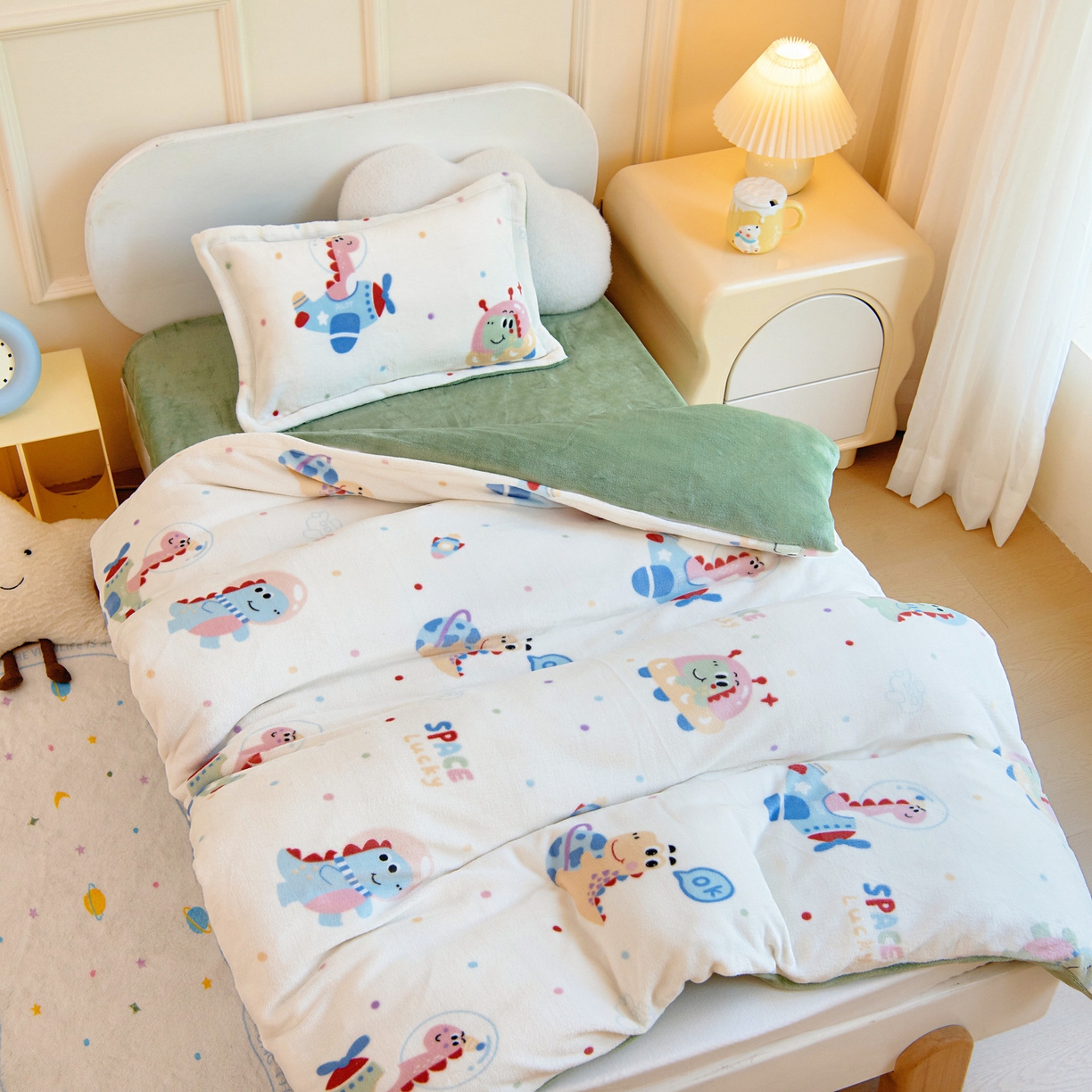 91家纺网 家纺一手货源 找家纺 梵赫 2025新款加厚牛奶绒被套被芯幼儿园被子系列 飞机小恐龙