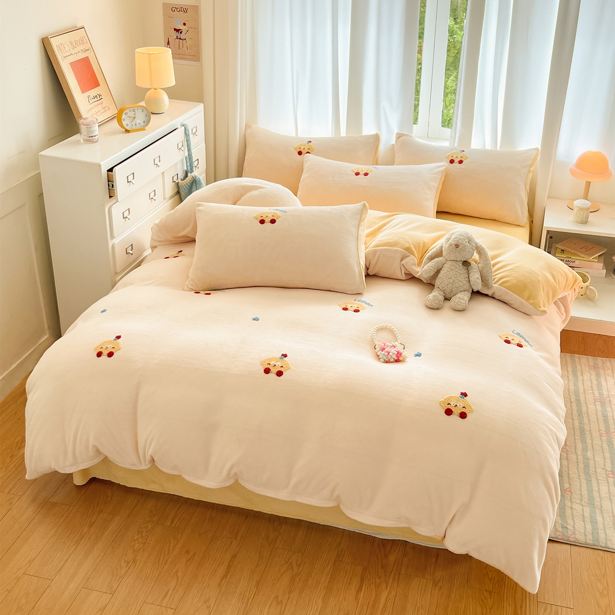 91家纺网 家纺一手货源 找家纺 （总）丽涵家纺 2025秋冬新品210克牛奶绒毛巾绣四件套卡通绣花学生床笠三件套