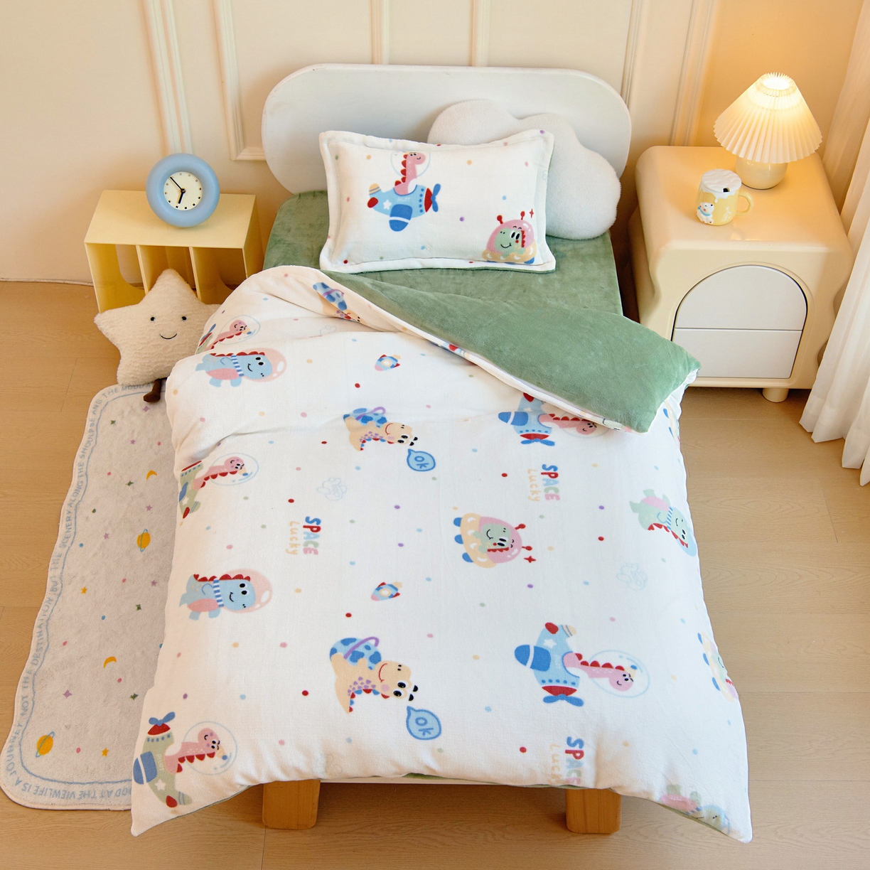 91家纺网 家纺一手货源 找家纺 梵赫 2025新款加厚牛奶绒被套被芯幼儿园被子系列 飞机小恐龙