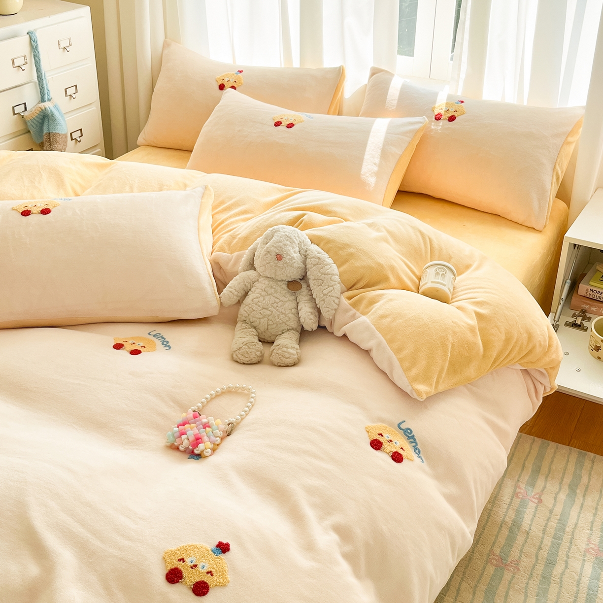 91家纺网 家纺一手货源 找家纺 （总）丽涵家纺 2025秋冬新品210克牛奶绒毛巾绣四件套卡通绣花学生床笠三件套