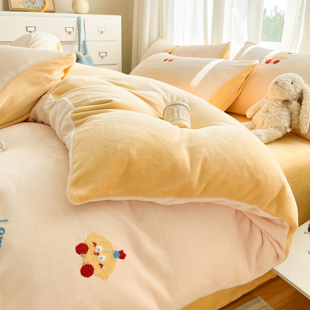 91家纺网 家纺一手货源 找家纺 （总）丽涵家纺 2025秋冬新品210克牛奶绒毛巾绣四件套卡通绣花学生床笠三件套