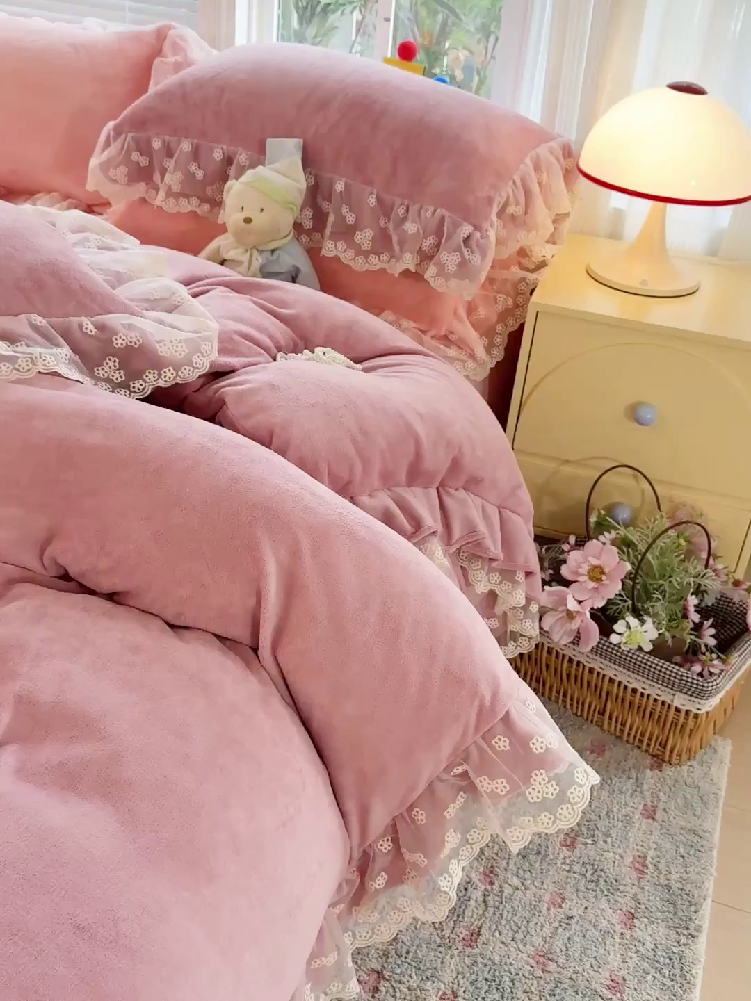91家纺网 家纺一手货源 找家纺 鑫利来家纺 2025新款法式蕾丝花边牛奶绒四件套韩版花边加厚牛奶绒四件套 倾城-豆沙