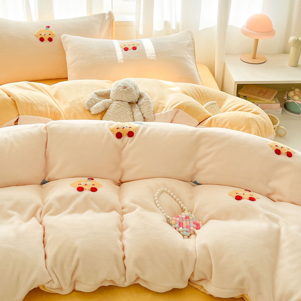 91家纺网 家纺一手货源 找家纺 （总）丽涵家纺 2025秋冬新品210克牛奶绒毛巾绣四件套卡通绣花学生床笠三件套