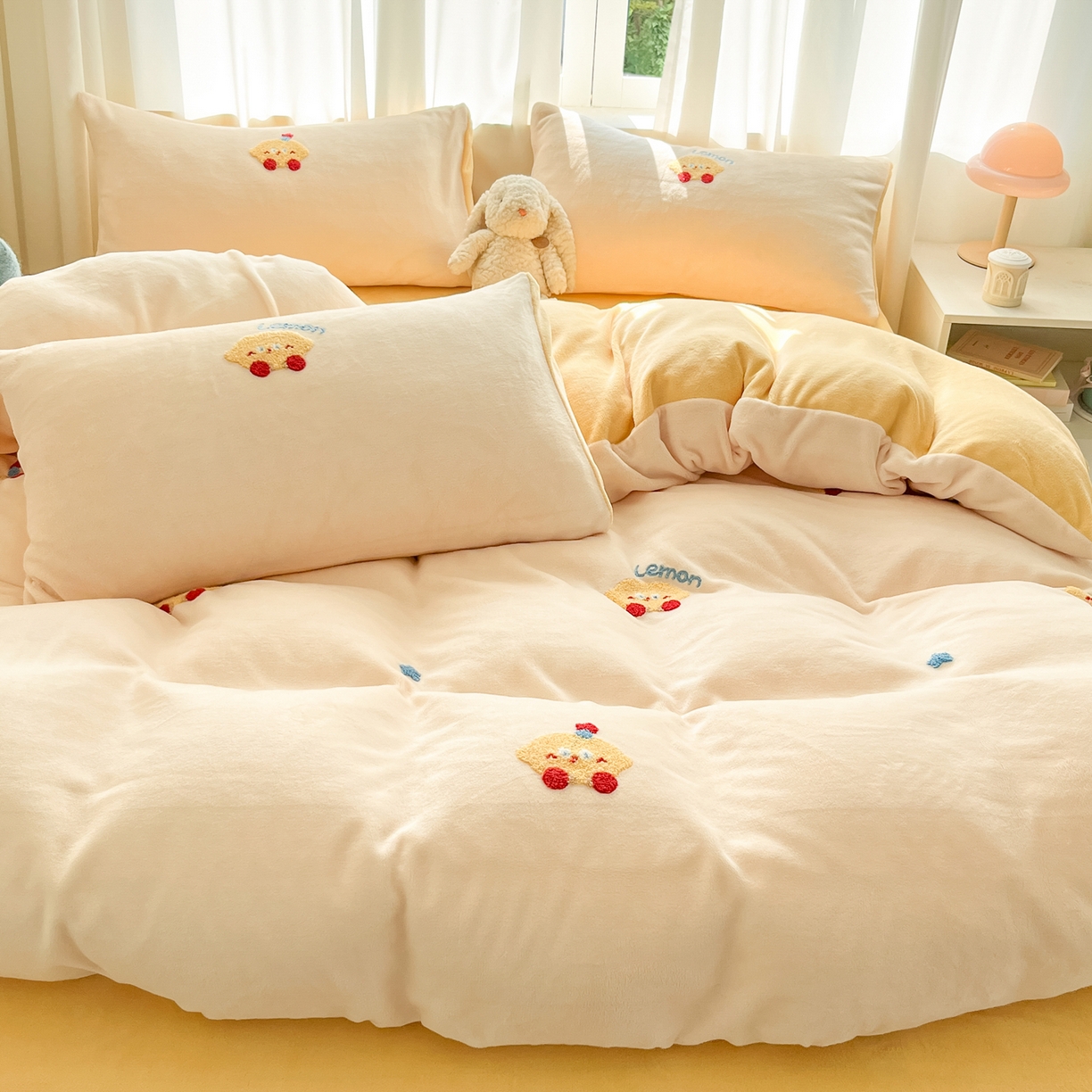 91家纺网 家纺一手货源 找家纺 （总）丽涵家纺 2025秋冬新品210克牛奶绒毛巾绣四件套卡通绣花学生床笠三件套