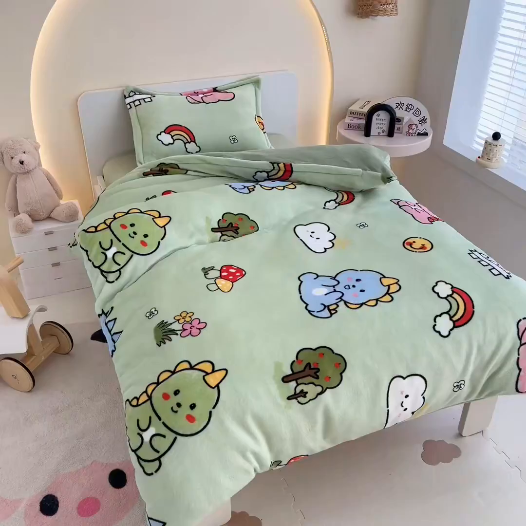 91家纺网 家纺一手货源 找家纺 梵赫 2025新款加厚牛奶绒被套被芯幼儿园被子系列 恐龙集结