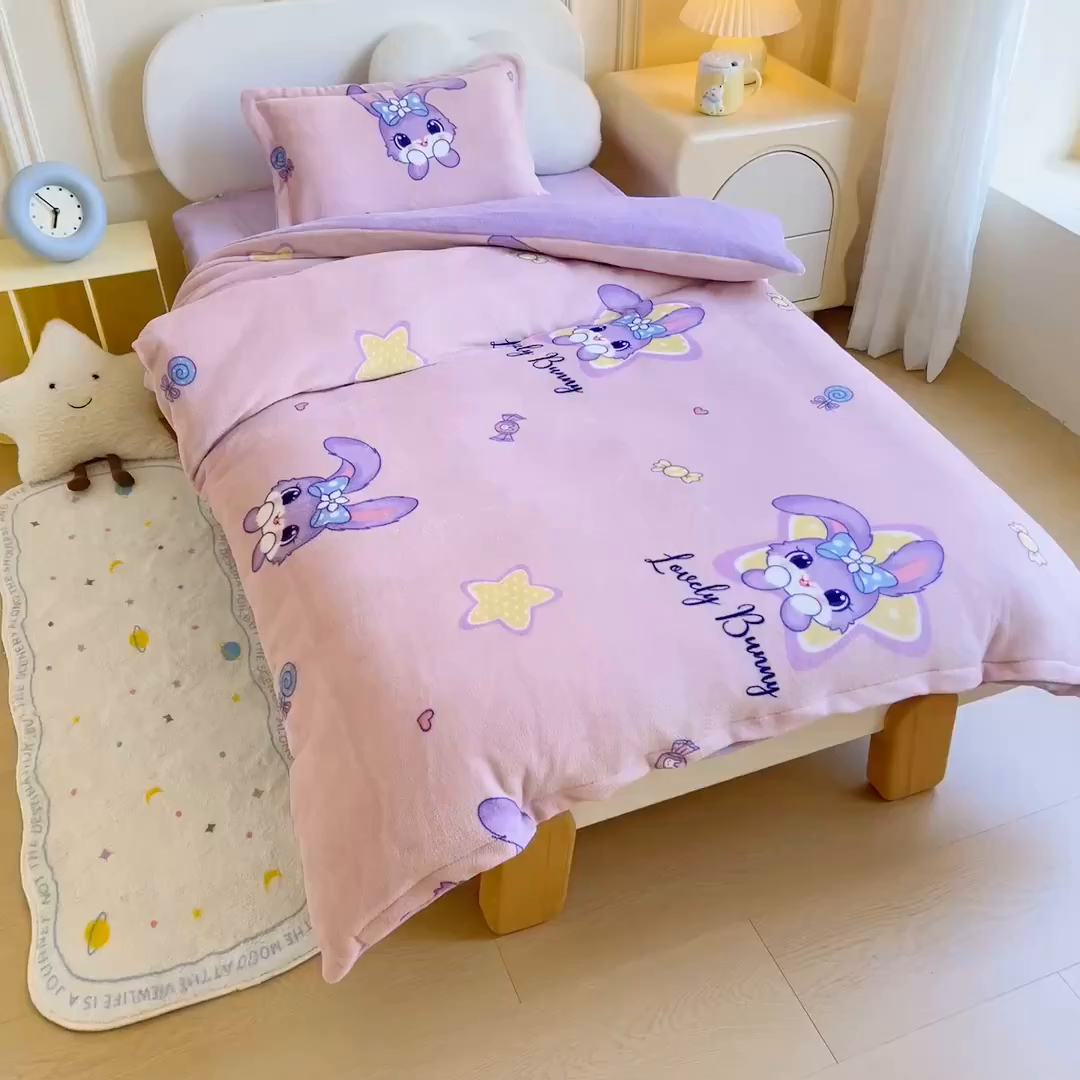 91家纺网 家纺一手货源 找家纺 梵赫 2025新款加厚牛奶绒被套被芯幼儿园被子系列 库洛猫