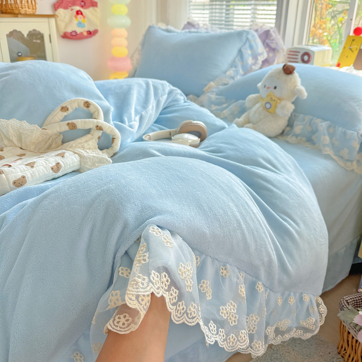 91家纺网 家纺一手货源 找家纺 逸林家纺《原希尔顿逸林》 2025新款法式蕾丝花边牛奶绒四件套韩版花边加厚牛奶绒四件套 倾城-天蓝