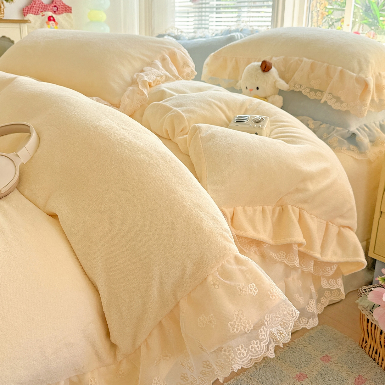 91家纺网 家纺一手货源 找家纺 逸林家纺《原希尔顿逸林》 2025新款法式蕾丝花边牛奶绒四件套韩版花边加厚牛奶绒四件套 倾城-奶黄