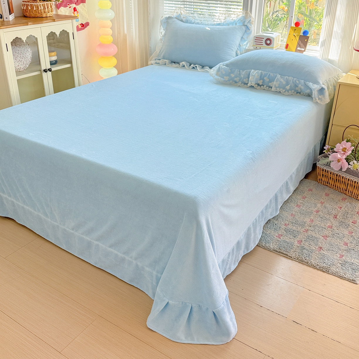 91家纺网 家纺一手货源 找家纺 逸林家纺《原希尔顿逸林》 2025新款法式蕾丝花边牛奶绒四件套韩版花边加厚牛奶绒四件套 倾城-天蓝