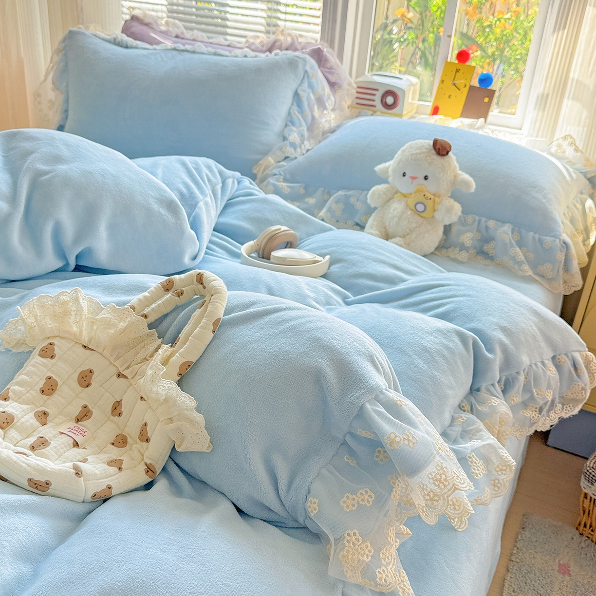 91家纺网 家纺一手货源 找家纺 逸林家纺《原希尔顿逸林》 2025新款法式蕾丝花边牛奶绒四件套韩版花边加厚牛奶绒四件套 倾城-天蓝