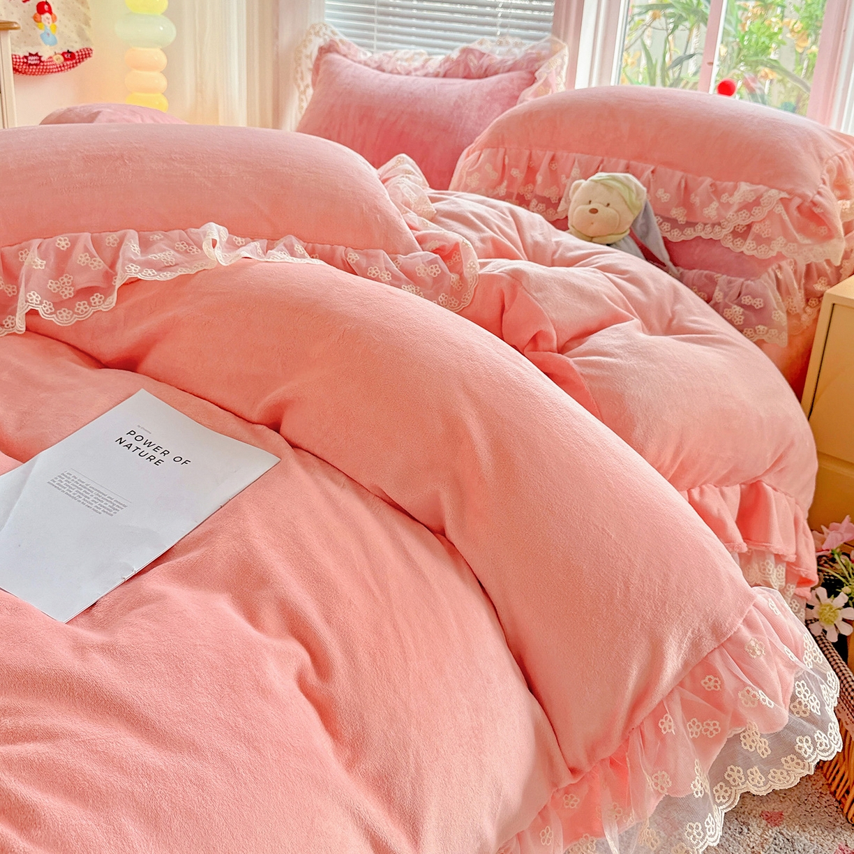 91家纺网 家纺一手货源 找家纺 逸林家纺《原希尔顿逸林》 2025新款法式蕾丝花边牛奶绒四件套韩版花边加厚牛奶绒四件套 倾城-少女粉