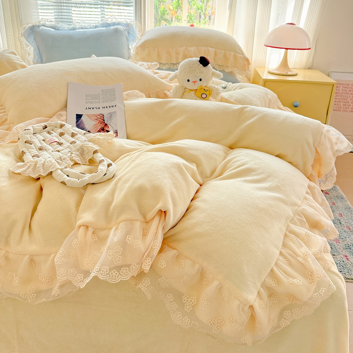 91家纺网 家纺一手货源 找家纺 逸林家纺《原希尔顿逸林》 2025新款法式蕾丝花边牛奶绒四件套韩版花边加厚牛奶绒四件套 倾城-奶黄