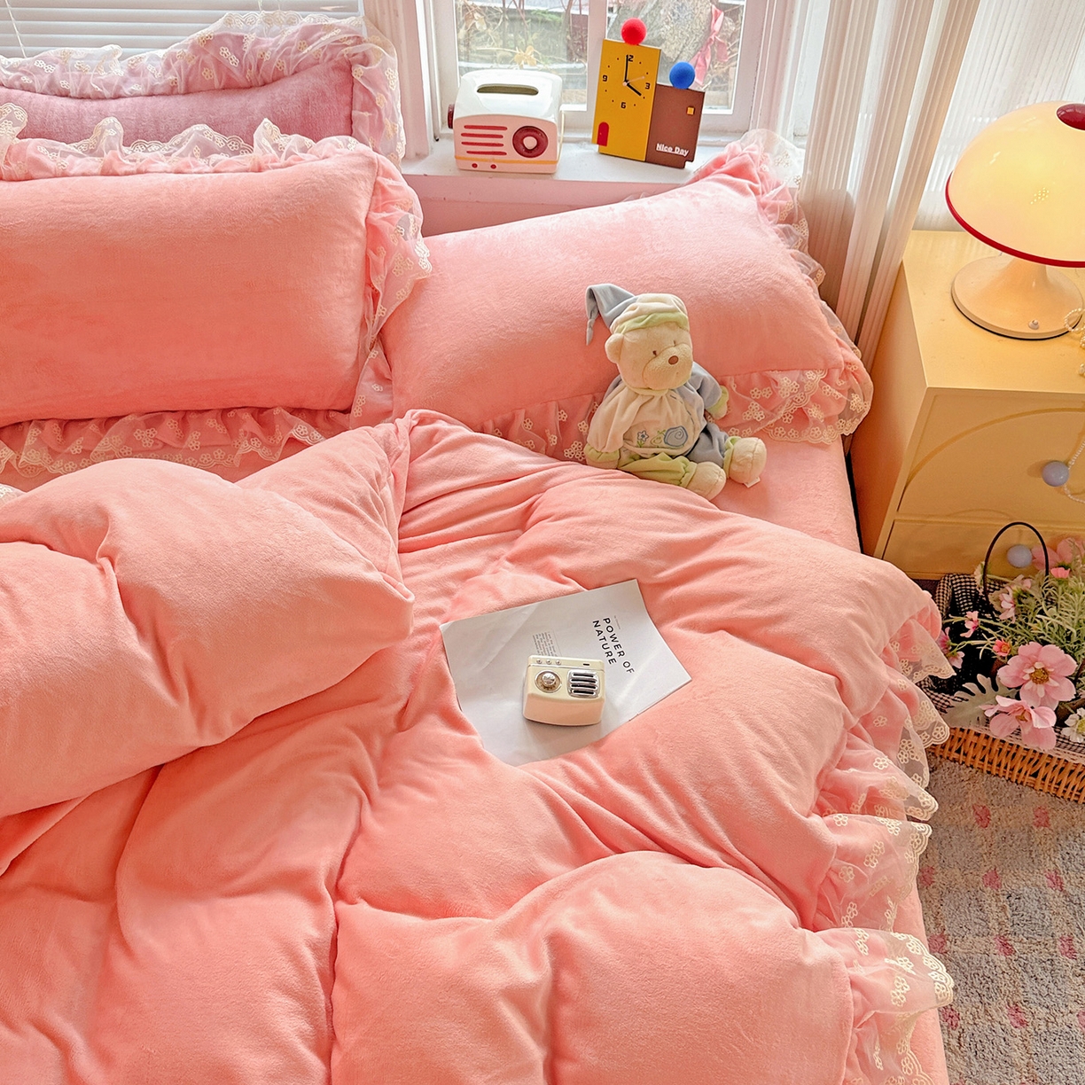 91家纺网 家纺一手货源 找家纺 逸林家纺《原希尔顿逸林》 2025新款法式蕾丝花边牛奶绒四件套韩版花边加厚牛奶绒四件套 倾城-少女粉