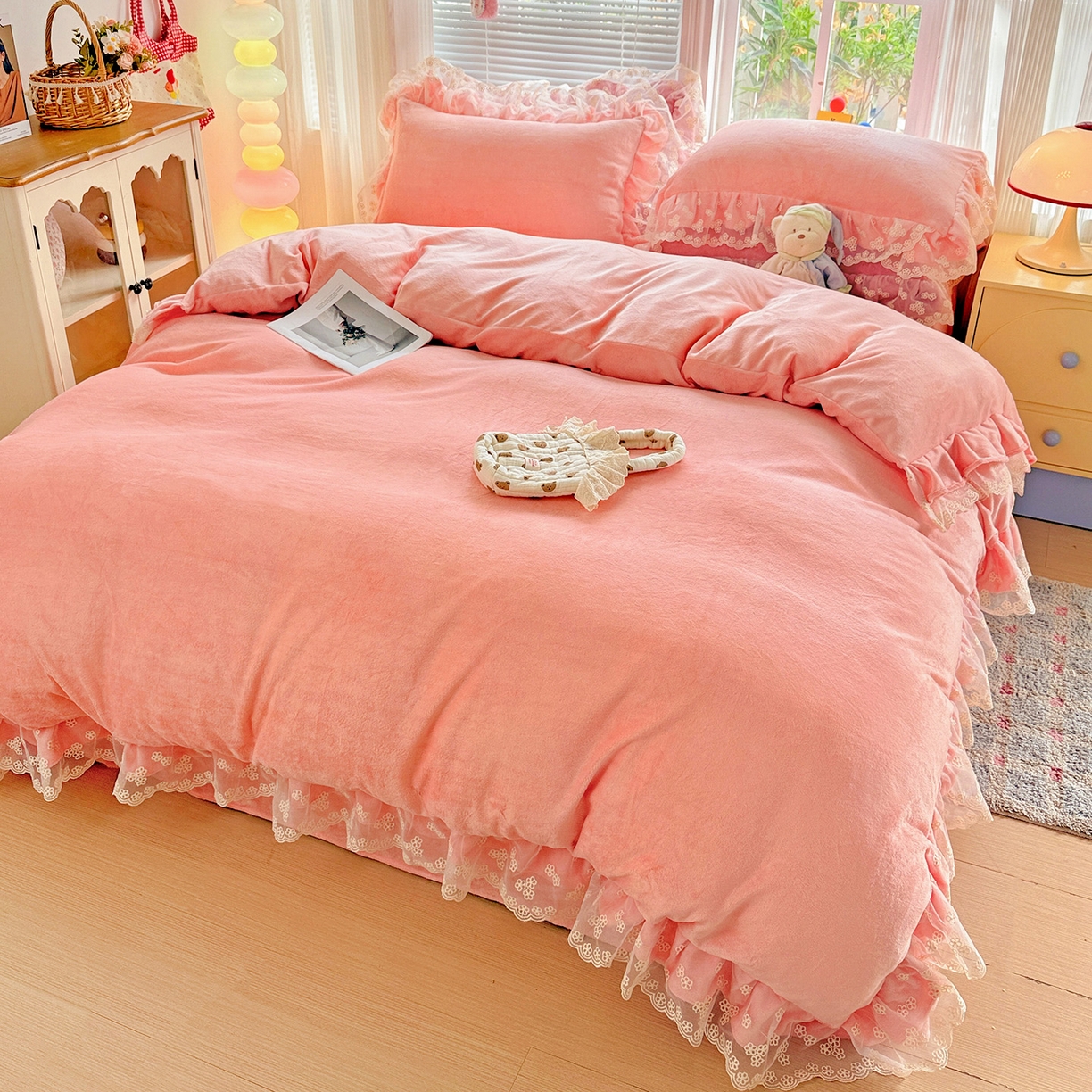 91家纺网 家纺一手货源 找家纺 逸林家纺《原希尔顿逸林》 2025新款法式蕾丝花边牛奶绒四件套韩版花边加厚牛奶绒四件套 倾城-少女粉