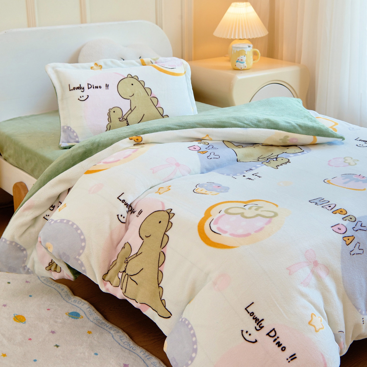 91家纺网 家纺一手货源 找家纺 梵赫 2025新款加厚牛奶绒被套被芯幼儿园被子系列 小恐龙和妈妈