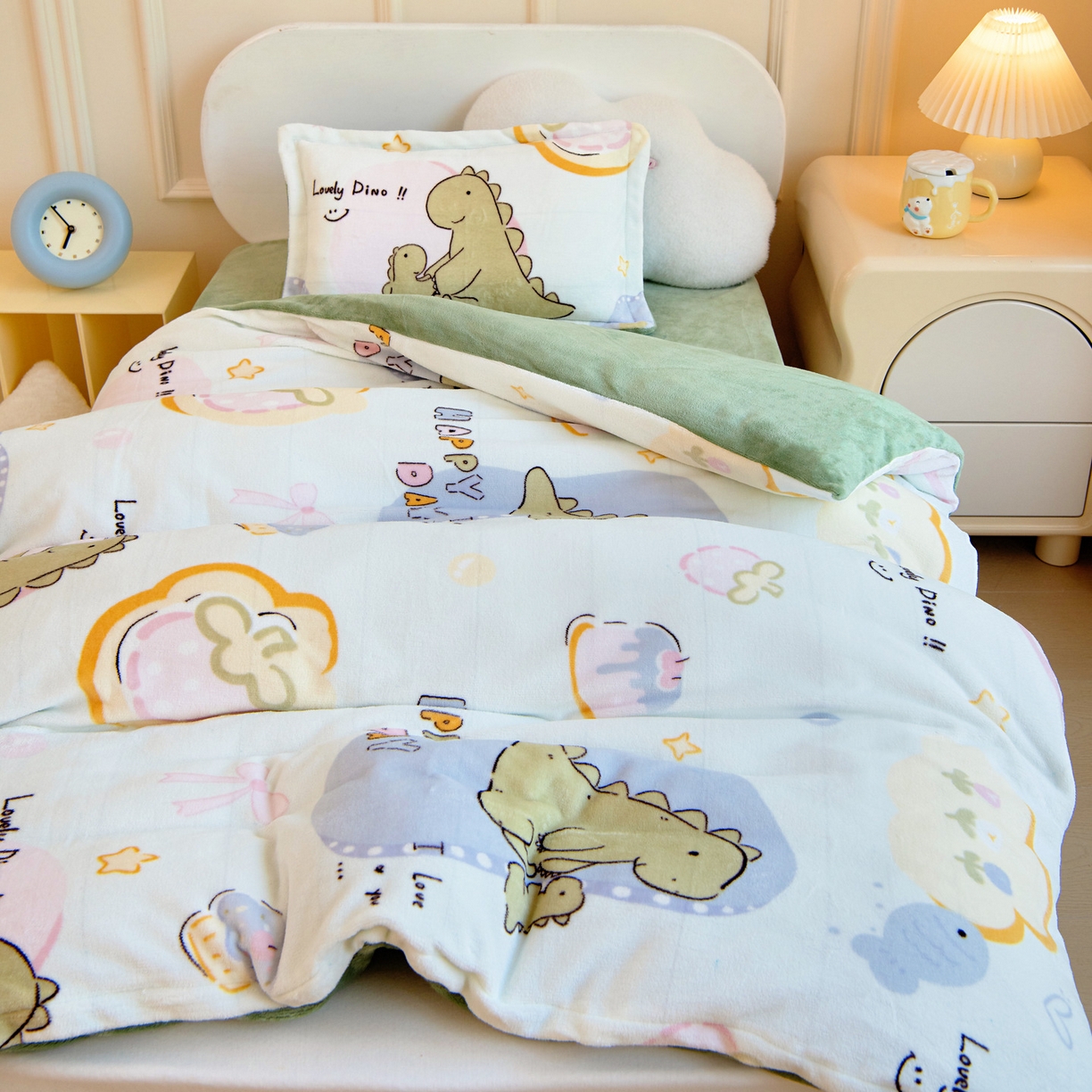 91家纺网 家纺一手货源 找家纺 梵赫 2025新款加厚牛奶绒被套被芯幼儿园被子系列 小恐龙和妈妈