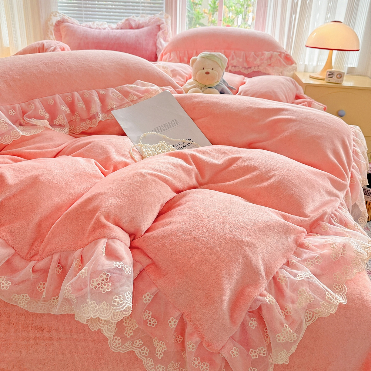 91家纺网 家纺一手货源 找家纺 逸林家纺《原希尔顿逸林》 2025新款法式蕾丝花边牛奶绒四件套韩版花边加厚牛奶绒四件套 倾城-少女粉