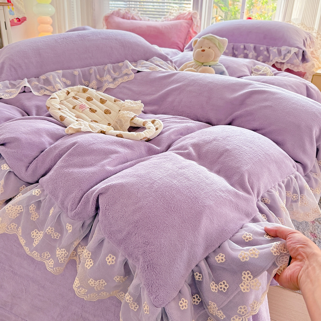 91家纺网 家纺一手货源 找家纺 逸林家纺《原希尔顿逸林》 2025新款法式蕾丝花边牛奶绒四件套韩版花边加厚牛奶绒四件套 倾城-紫