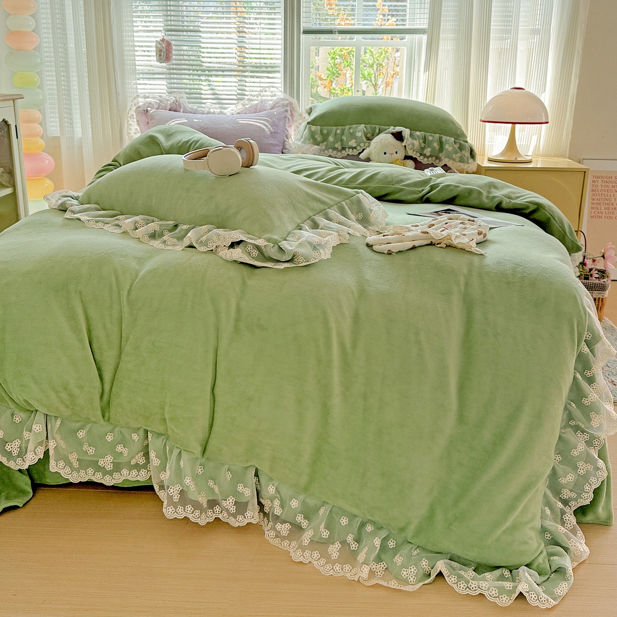 91家纺网 家纺一手货源 找家纺 逸林家纺《原希尔顿逸林》 2025新款法式蕾丝花边牛奶绒四件套韩版花边加厚牛奶绒四件套 倾城-草绿