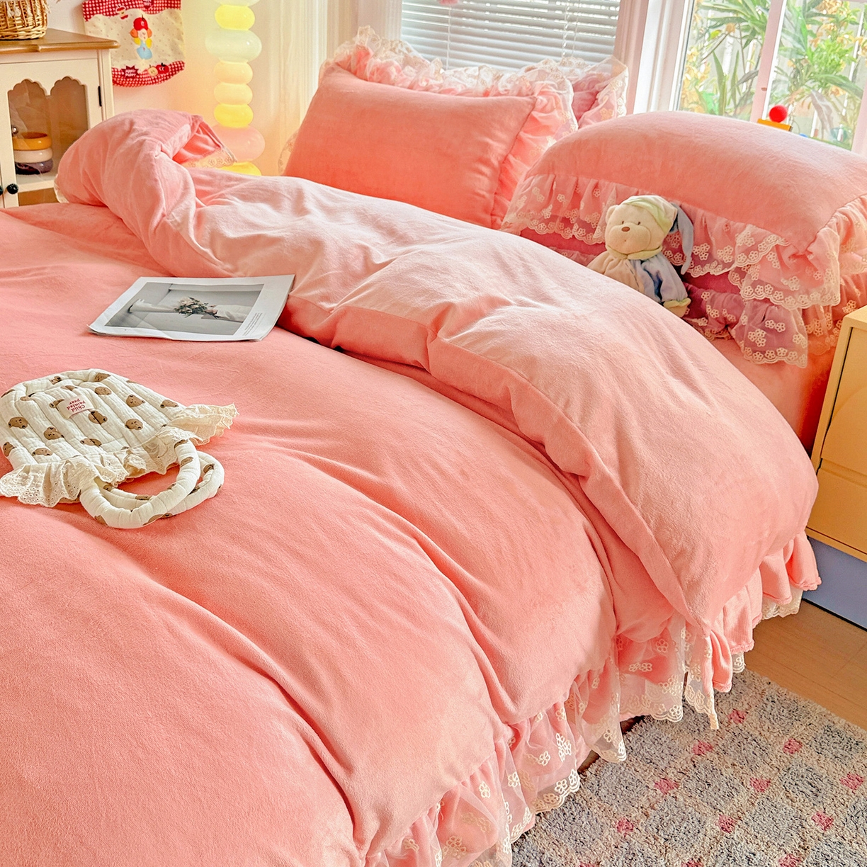 91家纺网 家纺一手货源 找家纺 逸林家纺《原希尔顿逸林》 2025新款法式蕾丝花边牛奶绒四件套韩版花边加厚牛奶绒四件套 倾城-少女粉