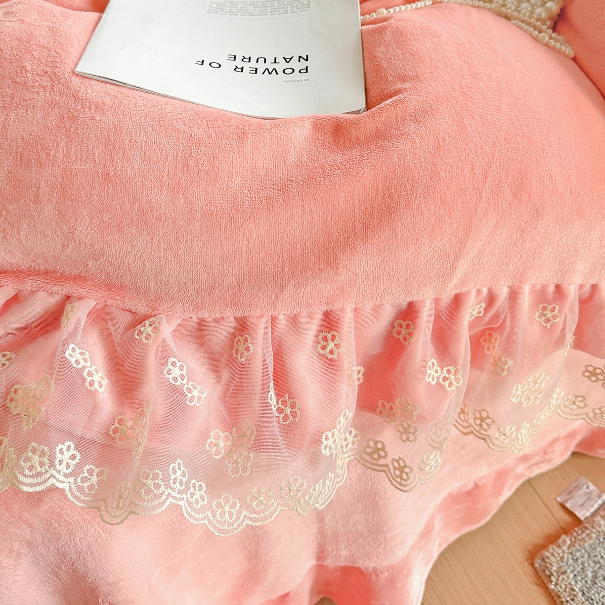 91家纺网 家纺一手货源 找家纺 逸林家纺《原希尔顿逸林》 2025新款法式蕾丝花边牛奶绒四件套韩版花边加厚牛奶绒四件套 倾城-少女粉