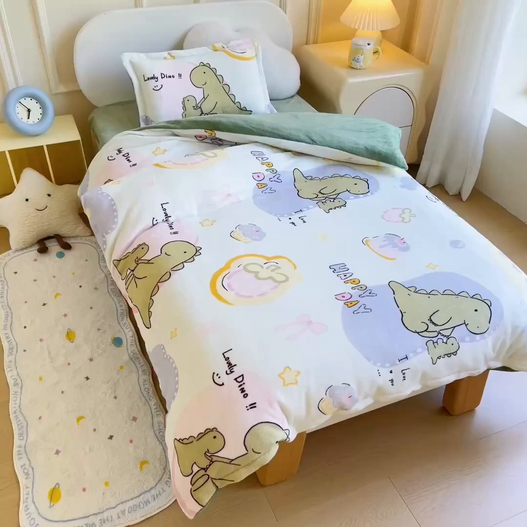 91家纺网 家纺一手货源 找家纺 梵赫 2025新款加厚牛奶绒被套被芯幼儿园被子系列 小恐龙和妈妈