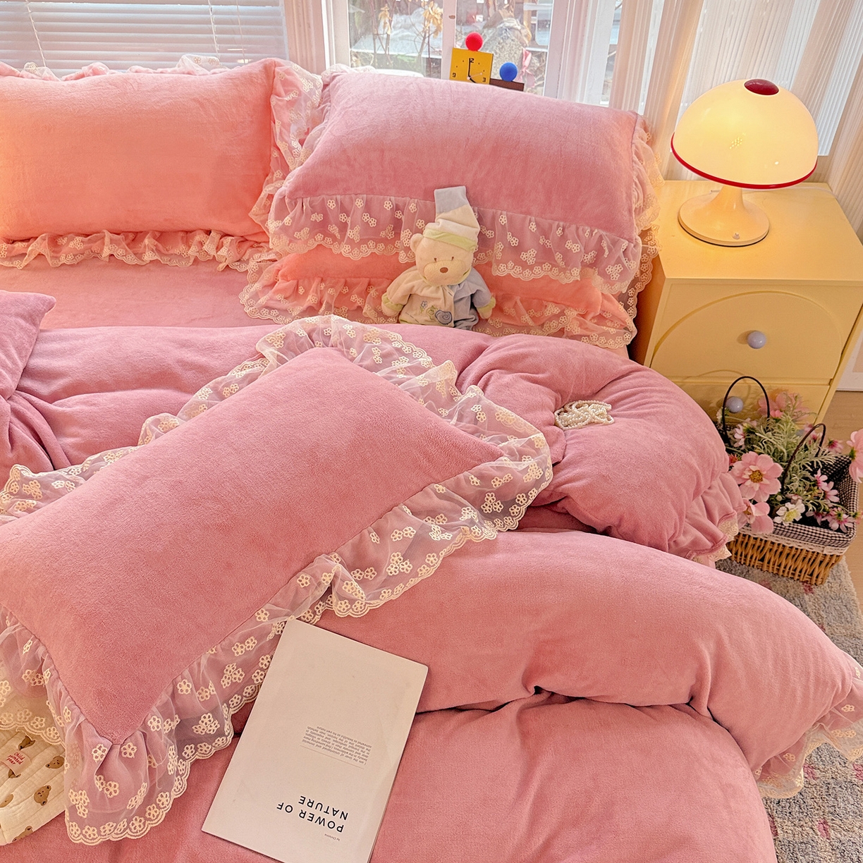 91家纺网 家纺一手货源 找家纺 逸林家纺《原希尔顿逸林》 2025新款法式蕾丝花边牛奶绒四件套韩版花边加厚牛奶绒四件套 倾城-豆沙