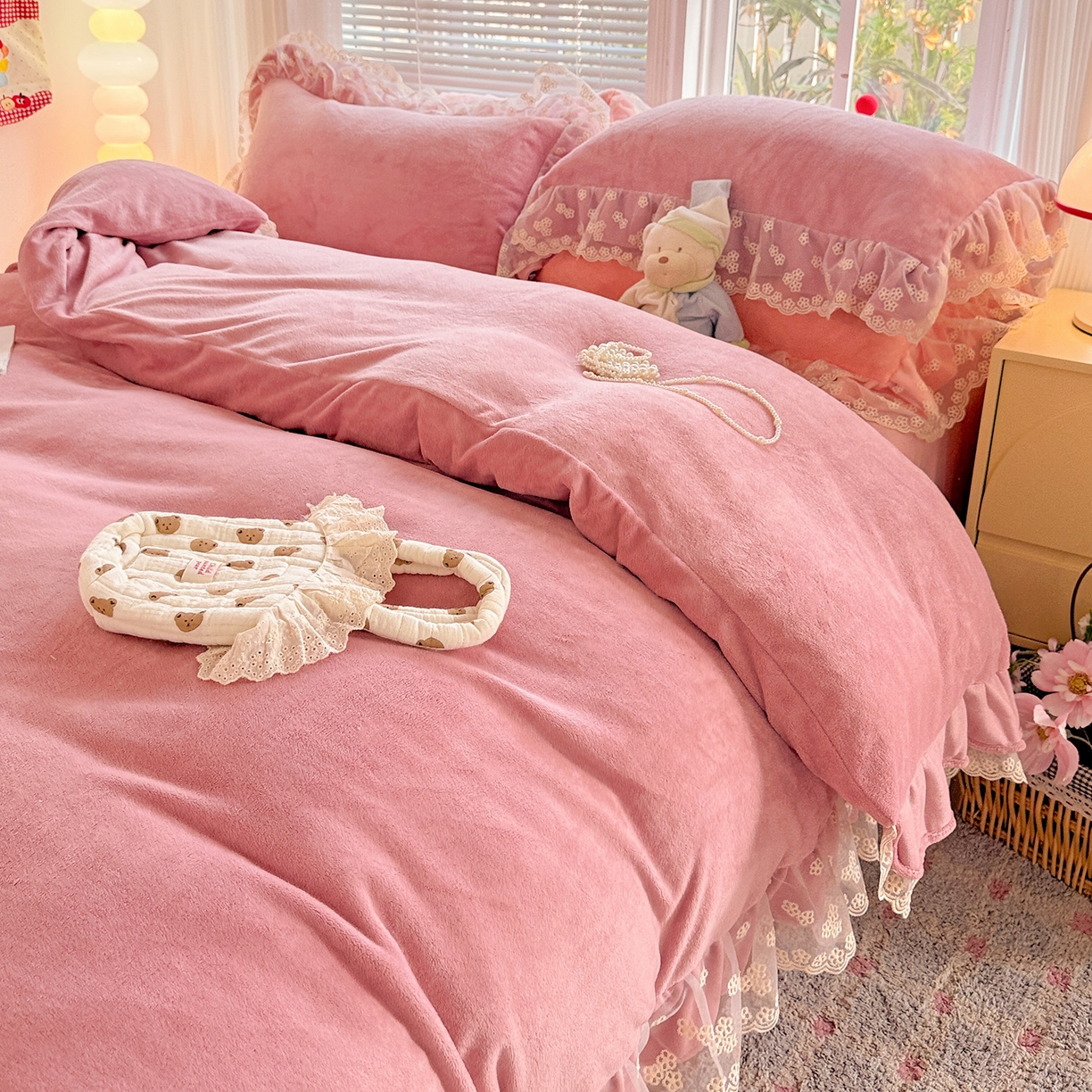91家纺网 家纺一手货源 找家纺 逸林家纺《原希尔顿逸林》 2025新款法式蕾丝花边牛奶绒四件套韩版花边加厚牛奶绒四件套 倾城-豆沙