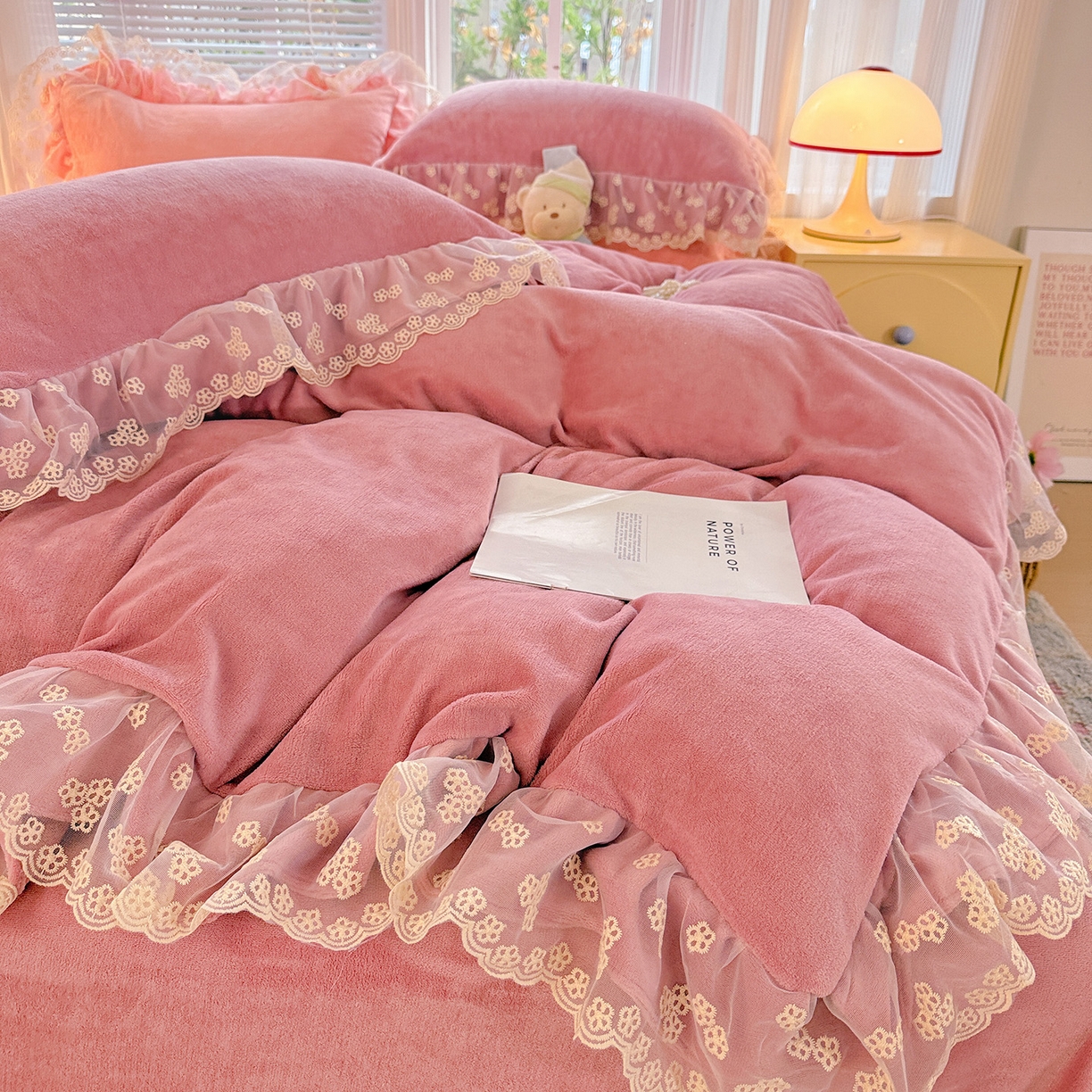 91家纺网 家纺一手货源 找家纺 逸林家纺《原希尔顿逸林》 2025新款法式蕾丝花边牛奶绒四件套韩版花边加厚牛奶绒四件套 倾城-豆沙