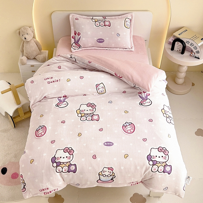 91家纺网 家纺一手货源 找家纺 梵赫 2025新款加厚牛奶绒被套被芯幼儿园被子系列 Kitty猫咪