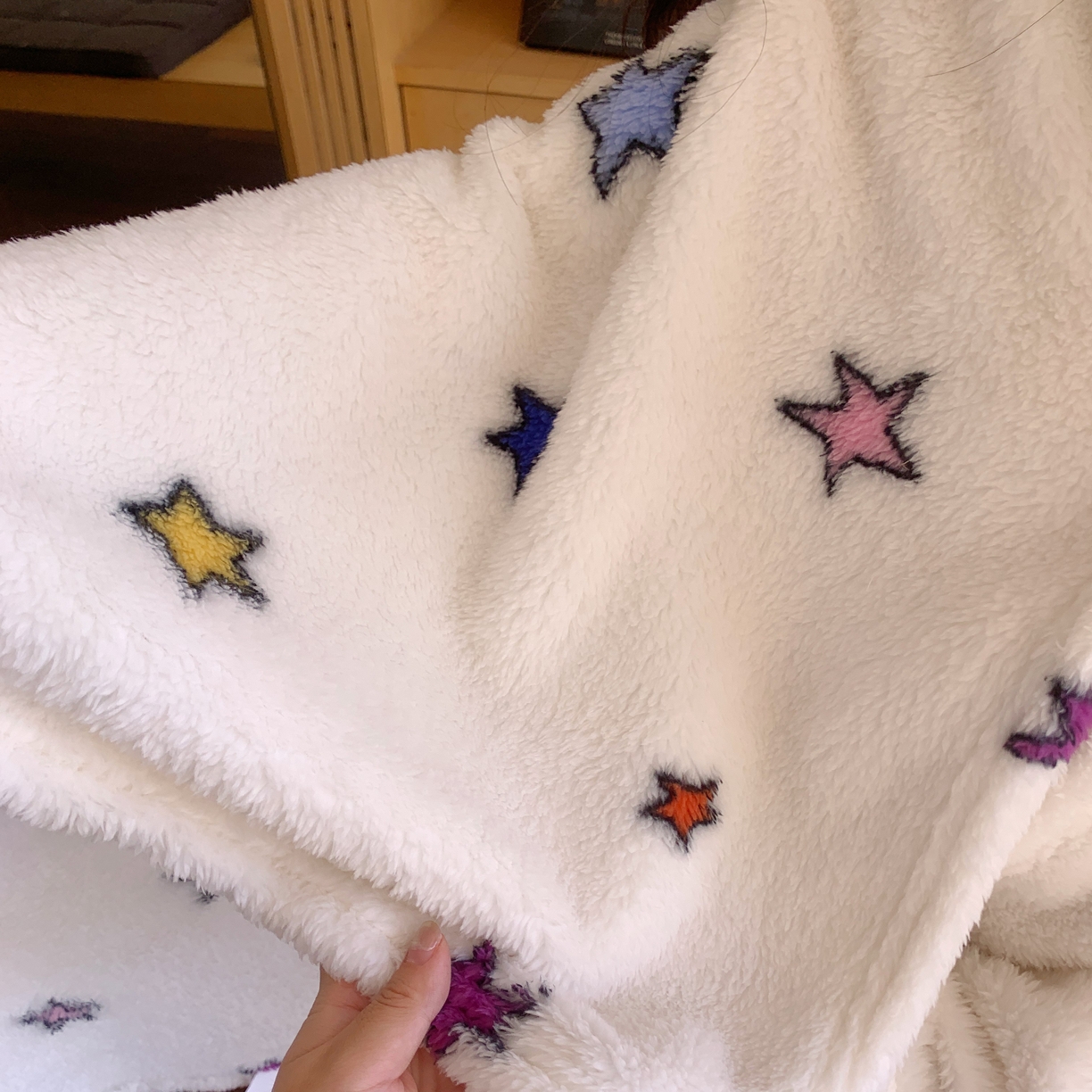 91家纺网 家纺一手货源 找家纺 （总）桃喜 2025新款摇粒绒毛球款披肩毯毛毯毯子