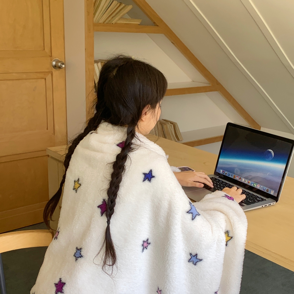 91家纺网 家纺一手货源 找家纺 （总）桃喜 2025新款摇粒绒毛球款披肩毯毛毯毯子